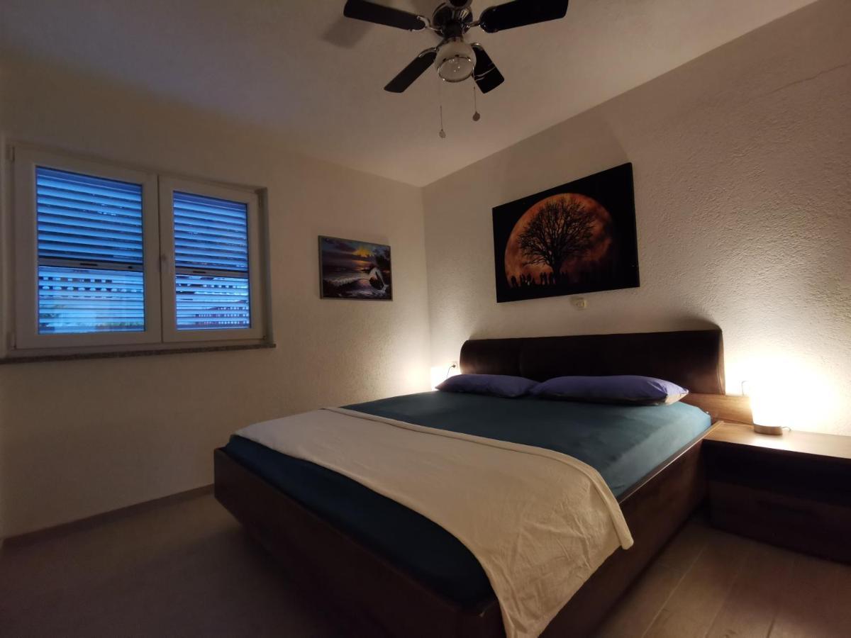 Apartment Mira - Sea view Trogir Exterior foto
